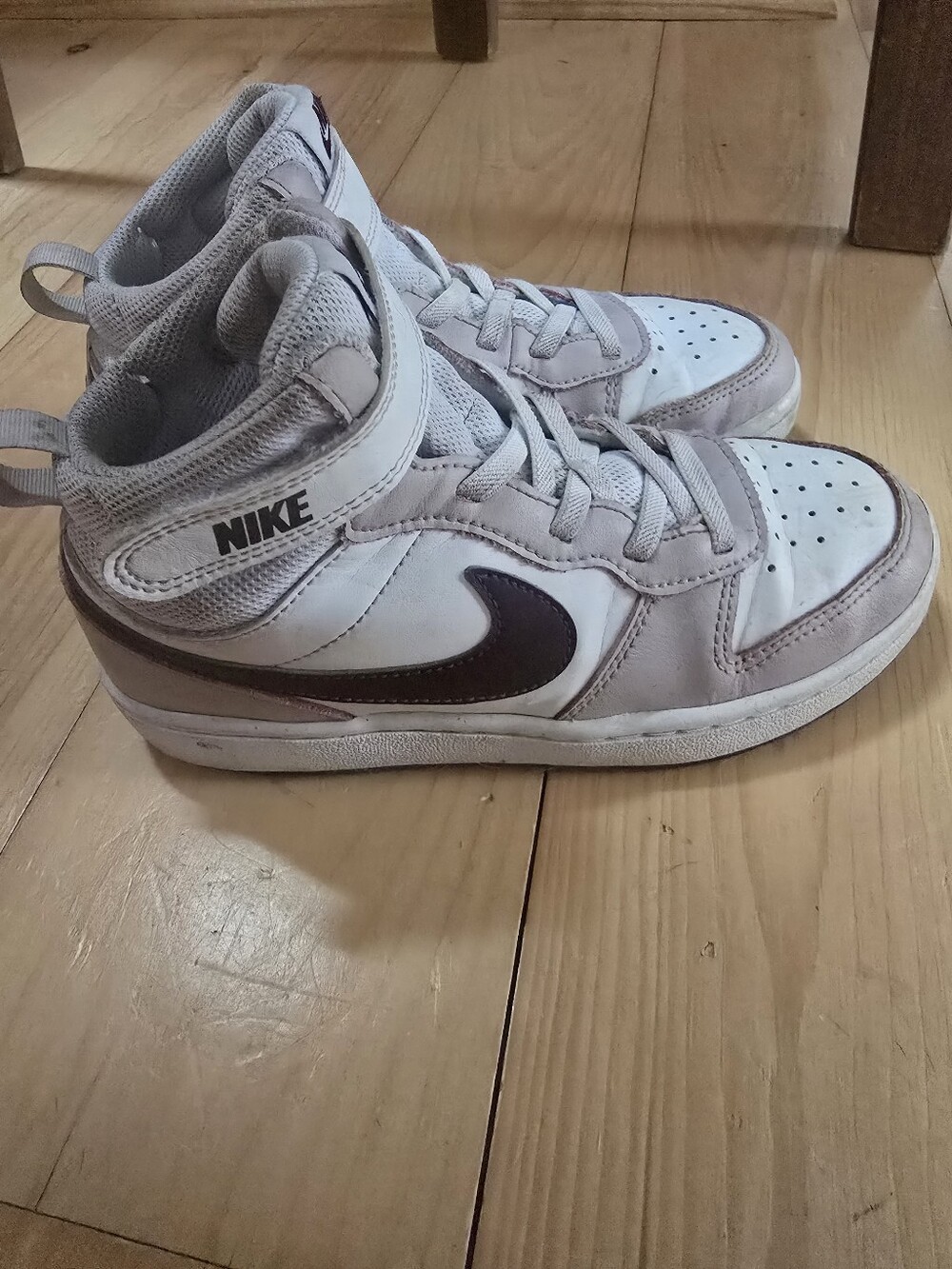 Nike Kids High-Top Sneakers in White and Dusty Pink/burgundy